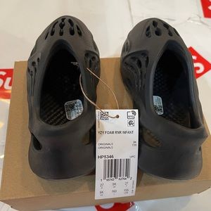 Yeezy INFANT Foam Runner Size 9y INFANTS onyx deadstock authentic